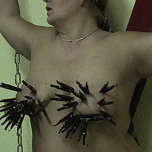 Anna Clinging ... gallery image