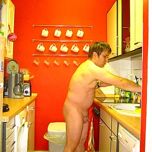 55Paul55 nackt bie der Hausarbeit Galeriebild