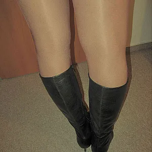Pissing in Vintage Garter gallery image