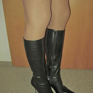 Pissing in Vintage Garter gallery image