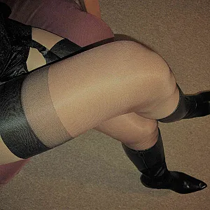 Pissing in Vintage Garter gallery image