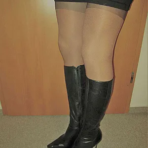 Pissing in Vintage Garter gallery image