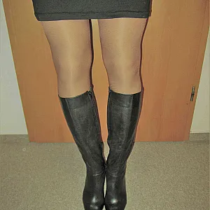 Pissing in Vintage Garter gallery image