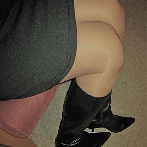 Pissing in Vintage Garter gallery image