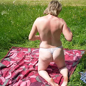 Mein Freundin und ich auf einer Wiese Galeriebild