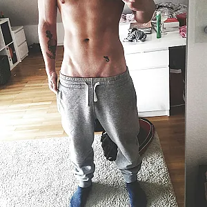 Unbeschnitten großer schwanz Galeriebild