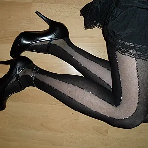 Faltenrock, FSH und Heels Galeriebild
