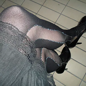 Faltenrock, FSH und Heels Galeriebild