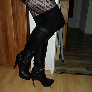 Gauntlets, boots, tights ... gallery image