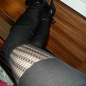Gauntlets, boots, tights ... gallery image