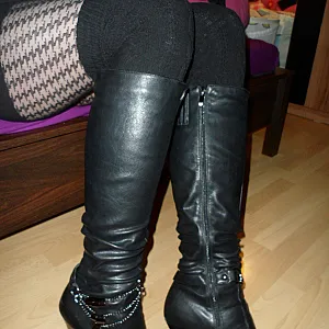 Gauntlets, boots, tights ... gallery image