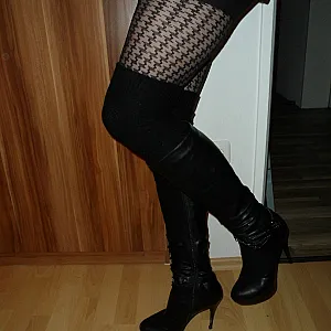 Gauntlets, boots, tights ... gallery image