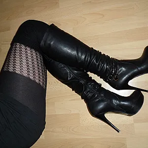Gauntlets, boots, tights ... gallery image