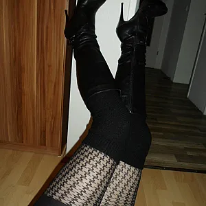 Gauntlets, boots, tights ... gallery image