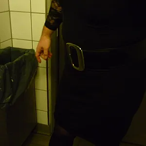 Sexy auf dem Rastplatz WC Galeriebild