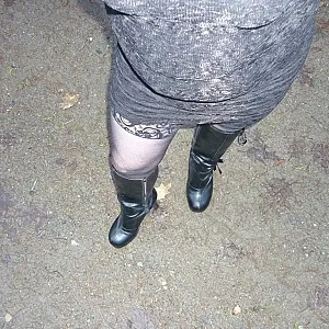 Outdoor mit neuem Kleid und Stiefeln Galerie2 Galeriebild