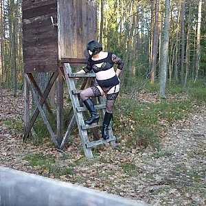Outdoor mit neuem Kleid und Stiefeln Galerie2 Galeriebild