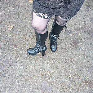 Outdoor mit neuem Kleid und Stiefeln Galerie2 Galeriebild