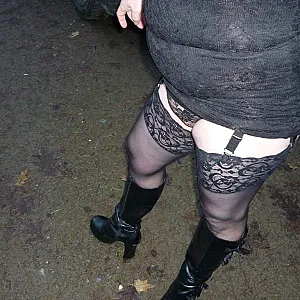 Outdoor mit neuem Kleid und Stiefeln Galerie2 Galeriebild