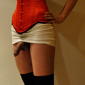 Crossdressing 2 - rotes Korsett Galeriebild