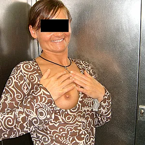 Spaziergang im transparenten Kleid Galeriebild