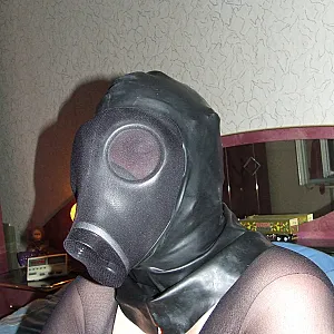 Das erste Bild von NylonLatex's Galerie - Die dicke Nylonstute mit Gasmaske
