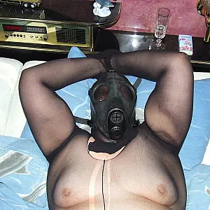 Die dicke Nylonstute mit Gasmaske Galeriebild