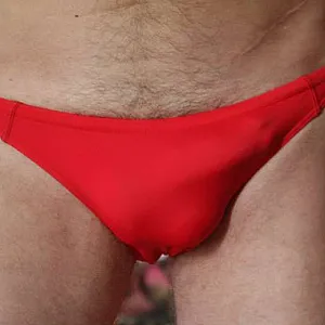 Rote Speedo mit Ringen ... Galeriebild