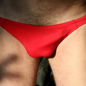Rote Speedo mit Ringen ... Galeriebild