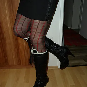 Winterstiefel und rot-schwarze FSH Galeriebild