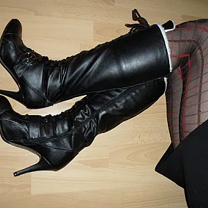 Winterstiefel und rot-schwarze FSH Galeriebild