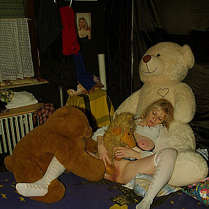 First image of Chewyyys's Gallery - schoolgirl and the bears