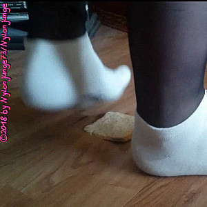First Image Of nylonjunge's Video - Sneaker Socken und das Toastbrot ** Crush Fun **