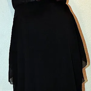 Sexy in schwarzen Abendkleid Galeriebild