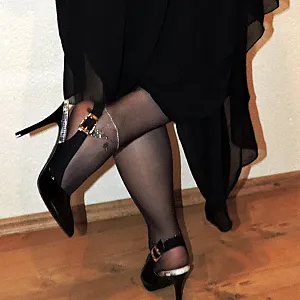 Sexy in schwarzen Abendkleid Galeriebild