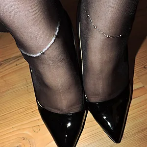 Sexy in schwarzen Abendkleid Galeriebild