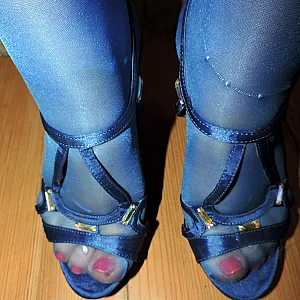 Sexy In blauen übergroßer Feinstrumpfhose Galeriebild
