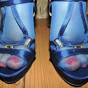 Sexy In blauen übergroßer Feinstrumpfhose Galeriebild