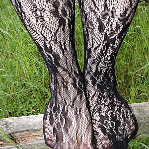 In sexy Bodystrumpfhose auf der Leiter Galeriebild