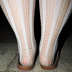 Geil im weißen Catsuit und Birkis Outdoor Galeriebild