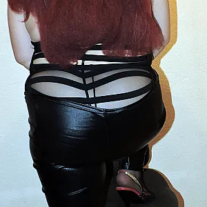 Sexy und geil auf dem Bürostuhl Galeriebild