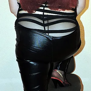 Sexy und geil auf dem Bürostuhl Galeriebild