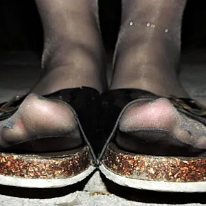 Geil in grauen Nylons und Lackbirkis Galeriebild