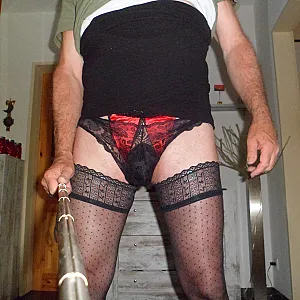 roter Slip und schwarze Nylons Galeriebild
