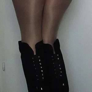 Bikiniarsch und Overknee Galeriebild