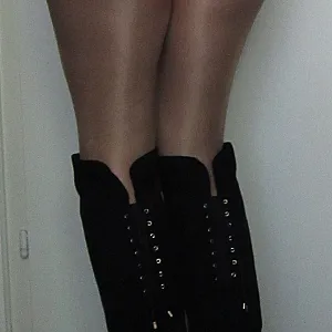 Bikiniarsch und Overknee Galeriebild