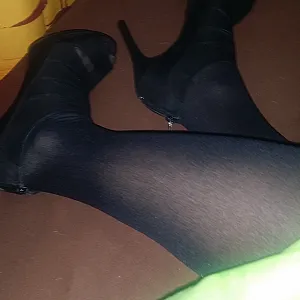 Nylons und Heels 2 gallery image