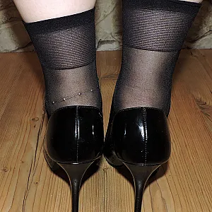 Nackt in Lack Heels und black Söckchen Galeriebild