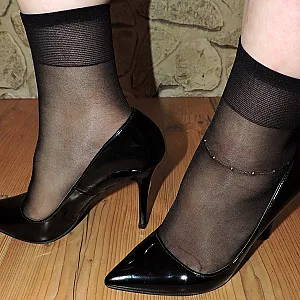 Nackt in Lack Heels und black Söckchen Galeriebild