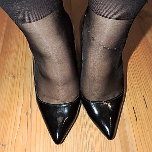 Nackt in Lack Heels und black Söckchen Galeriebild
